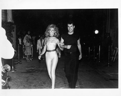 गायक और अभिनेत्री ओलिविया न्यूटन जॉन और सह-कलाकार जॉन ट्रैवोल्टा फिल्म ग्रीस के प्रीमियर में भाग लेते हैं, 1978 फोटो माइकल ओच्स आर्काइव्स द्वारा गेटी इमेजेज