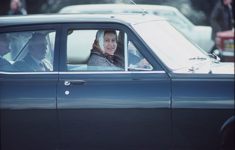 महारानी एलिजाबेथ एक Vauxhall ड्राइविंग
