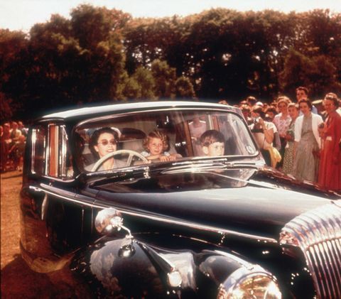 महारानी एलिजाबेथ, राजकुमारी ऐनी, प्रिंस चार्ल्स ड्राइविंग